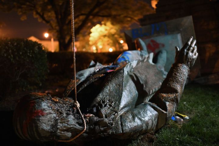 TOPSHOT-US-POLITICS-RACISM-STATUE-UNREST